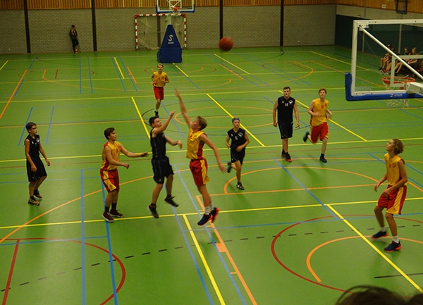 De basketbal dribbelt weer